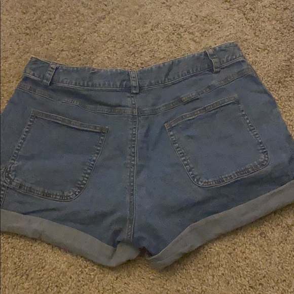 Stretchy and comfortable jean shorts - Picture 3 of 3
